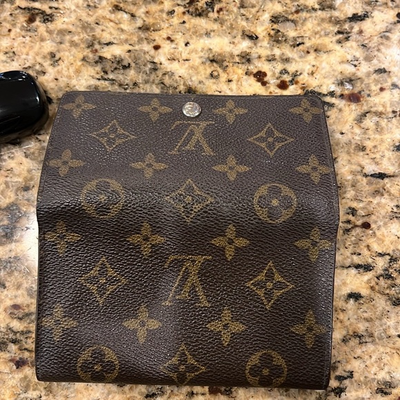 Authentic Louis Vuitton small wallet - Picture 10 of 12